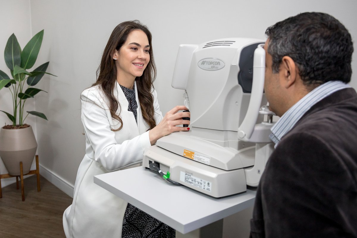 Dra. Taisa Toscano realizando consulta oftalmológica
