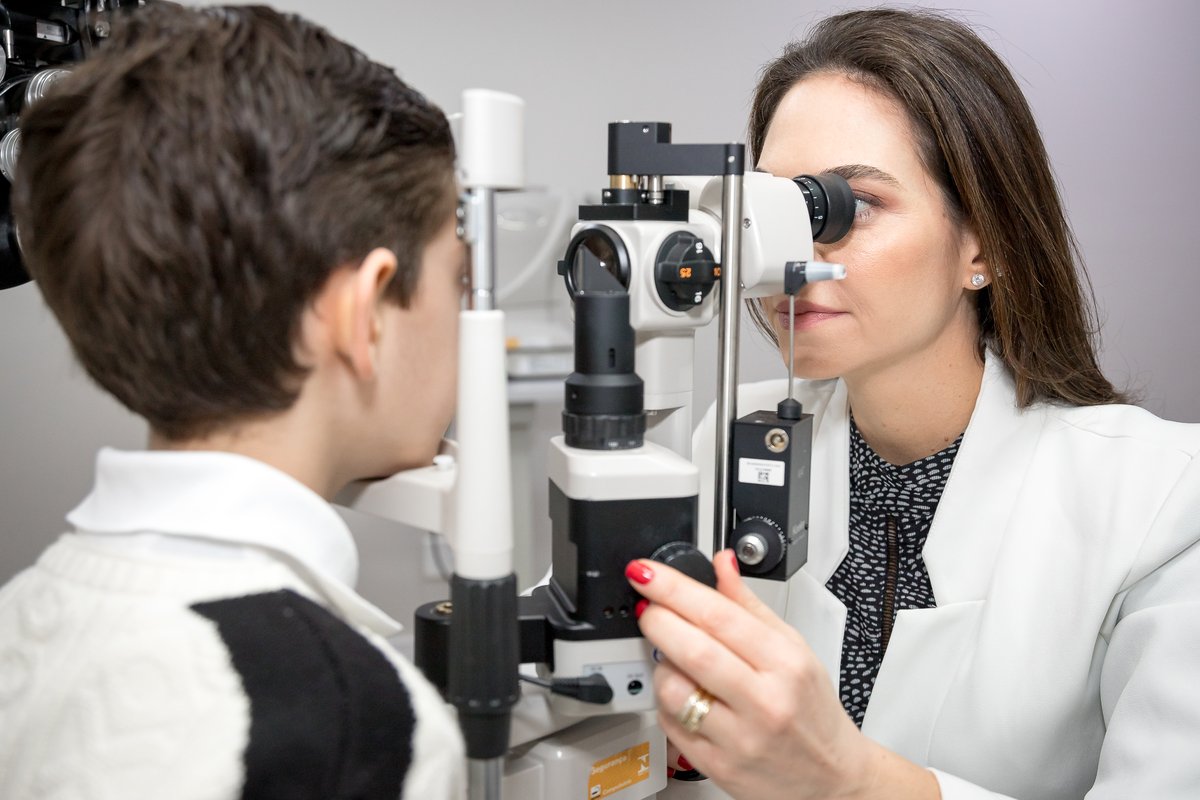 Dra. Taisa Toscano realizando exame de mapeamento de retina